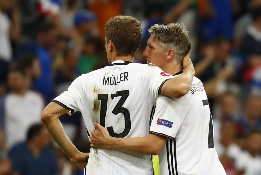 Schweinsteiger consola Müller. Reuters